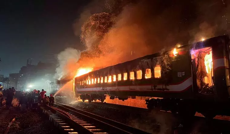 Bangladesh: Four killed, several injured after train set on fire