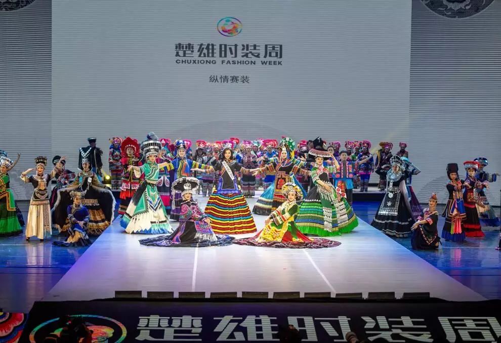 Fashion week in SW China promotes innovations in traditional dress