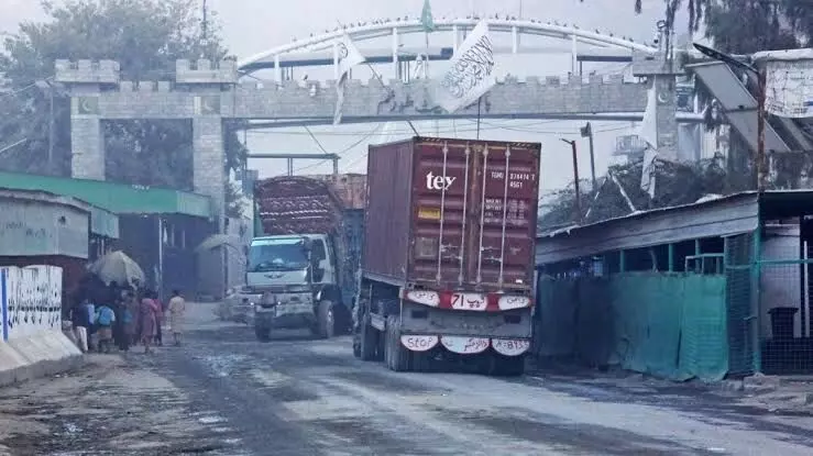Pakistan effectively shuts key crossing into Afghanistan to truck drivers
