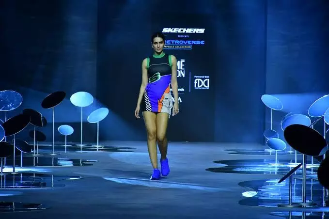Kriti Sanons stress-free ramp walk sans heels on Lakme Fashion Week Day 3