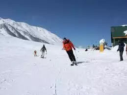 Gulmarg authorities take action against illegal tourist guides