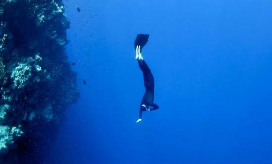 World record of  deepest freediving set at 102 meters
