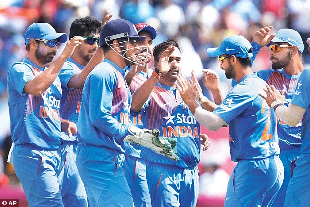 Dhoni praises Mishra, Ashwin for fantastic bowling effort