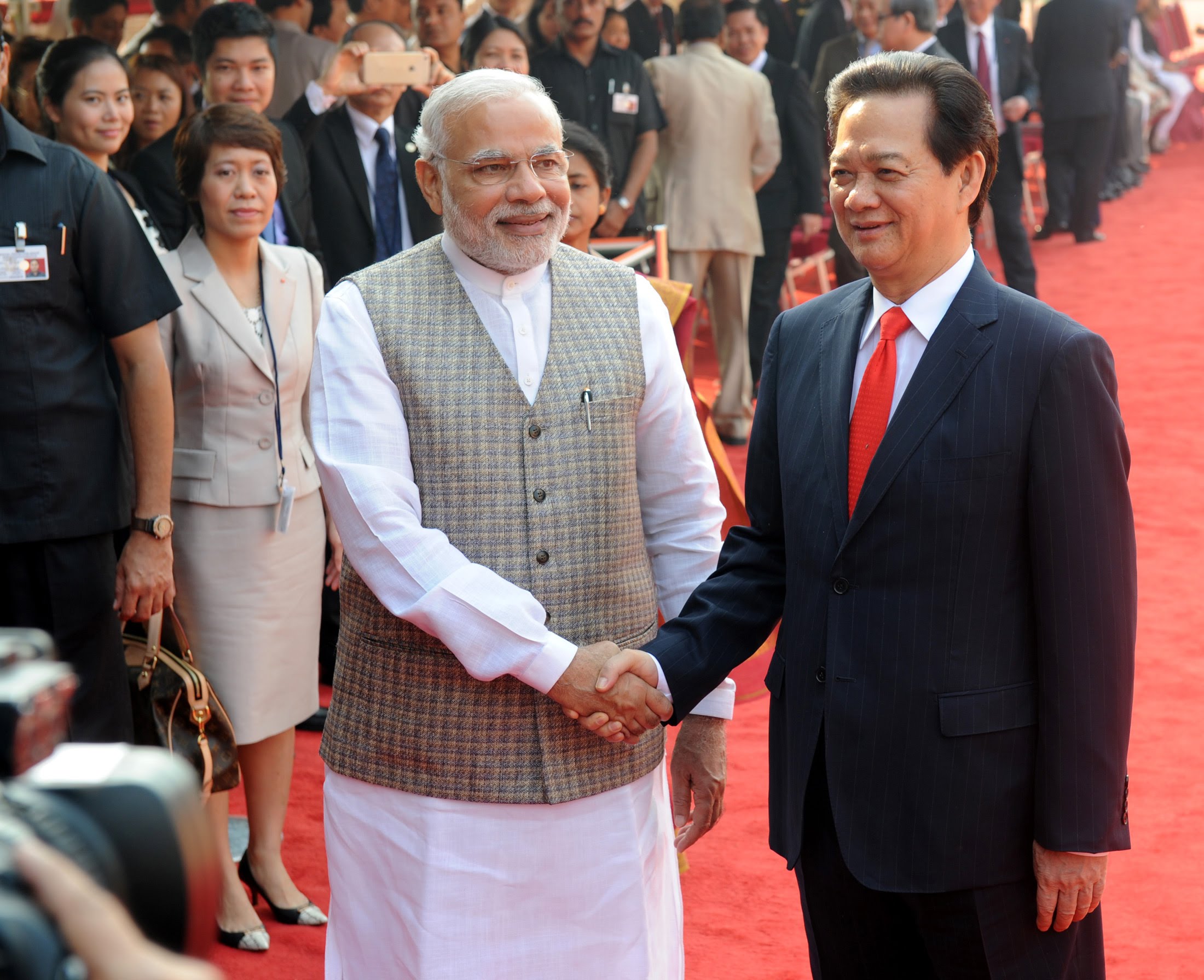 Modi meets with Vietnam PM