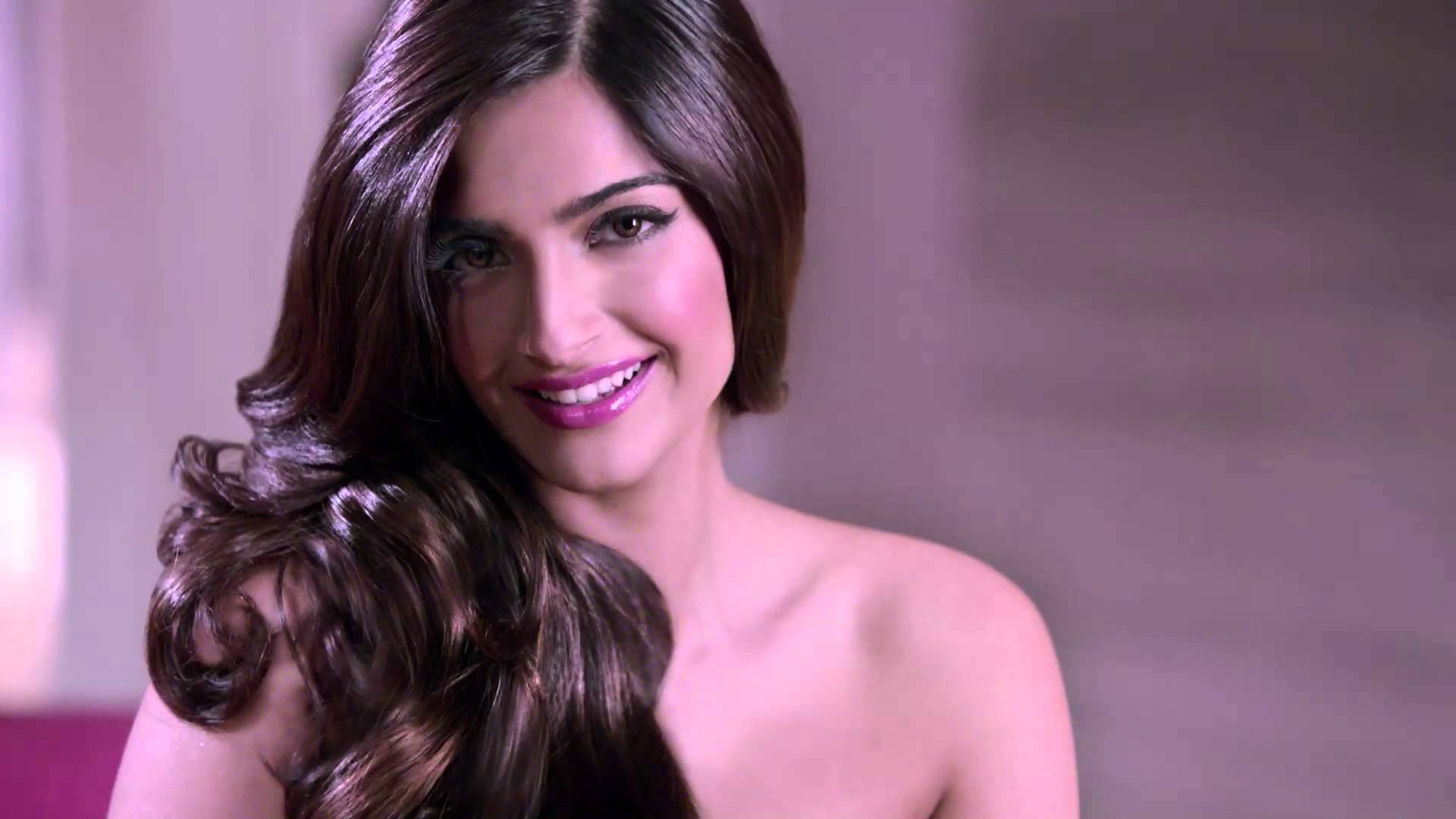 Sonam Kapoor urges women to play with hair colour