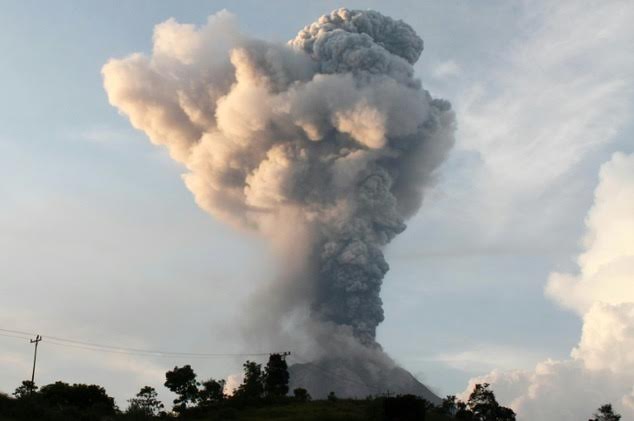 Nearly 400 tourists trapped as Indonesian volcano erupts