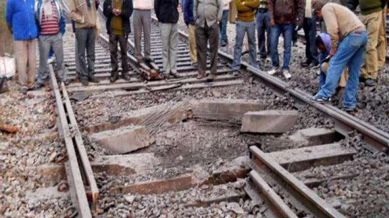 Maoists blow up railway track in Jharkhand