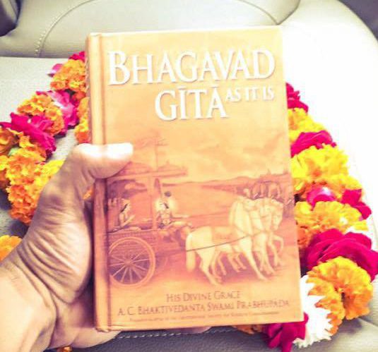 Akshay Kumar gets Bhagvad Gita as gift