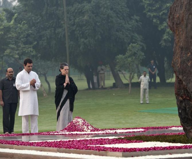 Sonia, Rahul pays floral tribute to Indira Gandhi