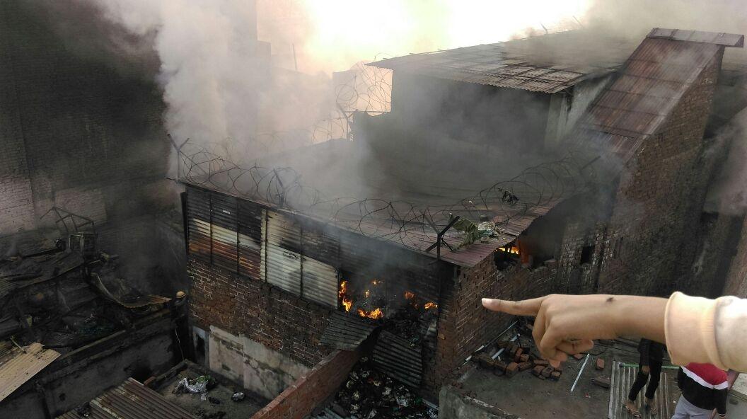 Fire erupts in Delhis Sadar Bazaar area