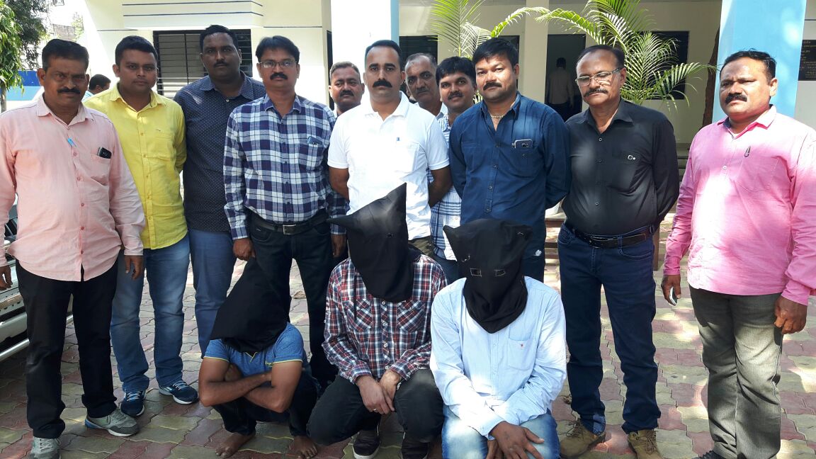 SOG arrested 3 along with two Mouzers and live cartridges in Vadodara