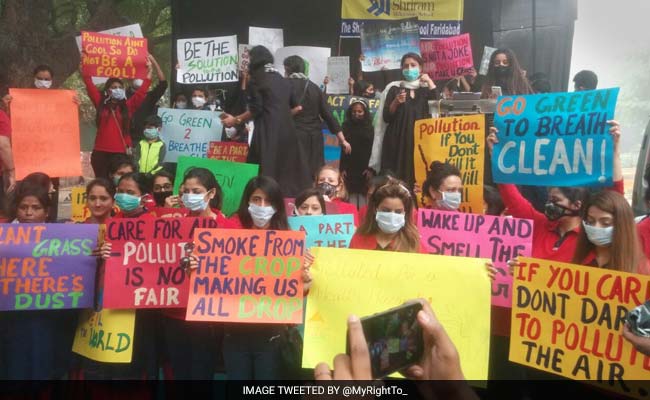 Hundreds protest over poor air quality at Jantar Manatar