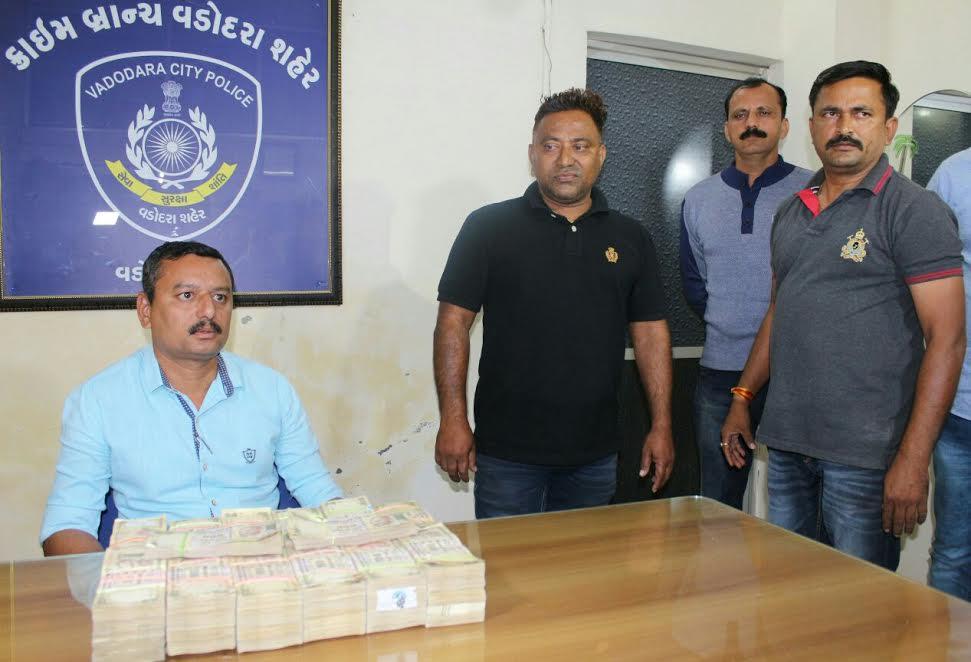 Vadodara crime branch arrested one person with 31 lakhs