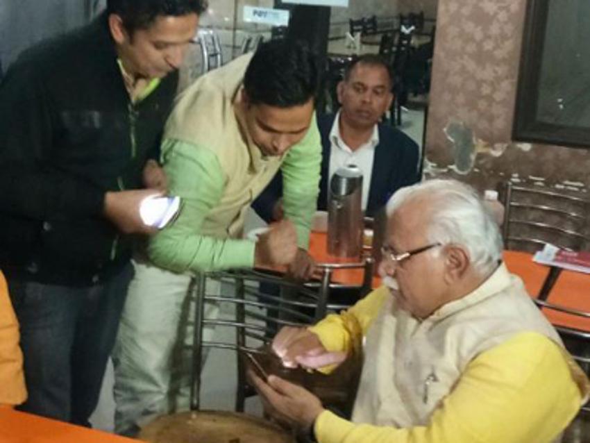 Haryana CM sips tea at stall, pays via mobile app