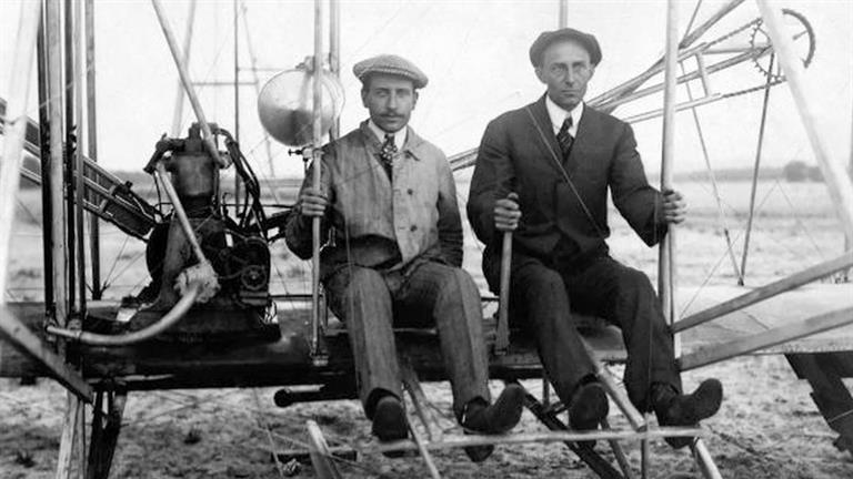 This are the two great personalities who flew the world first successful airplane