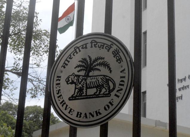 RBI imposes more restrictions on deposit of old notes