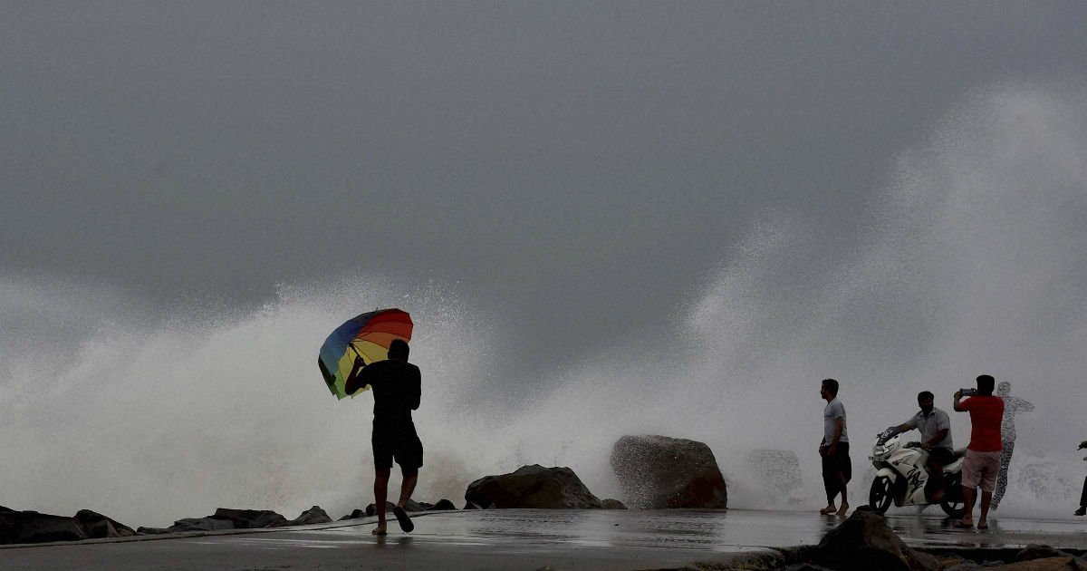 Two dead as a part of cyclone hits Tamil Nadu