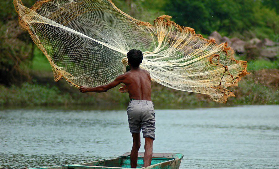 Sri Lanka arrests 12 Indian fishermen