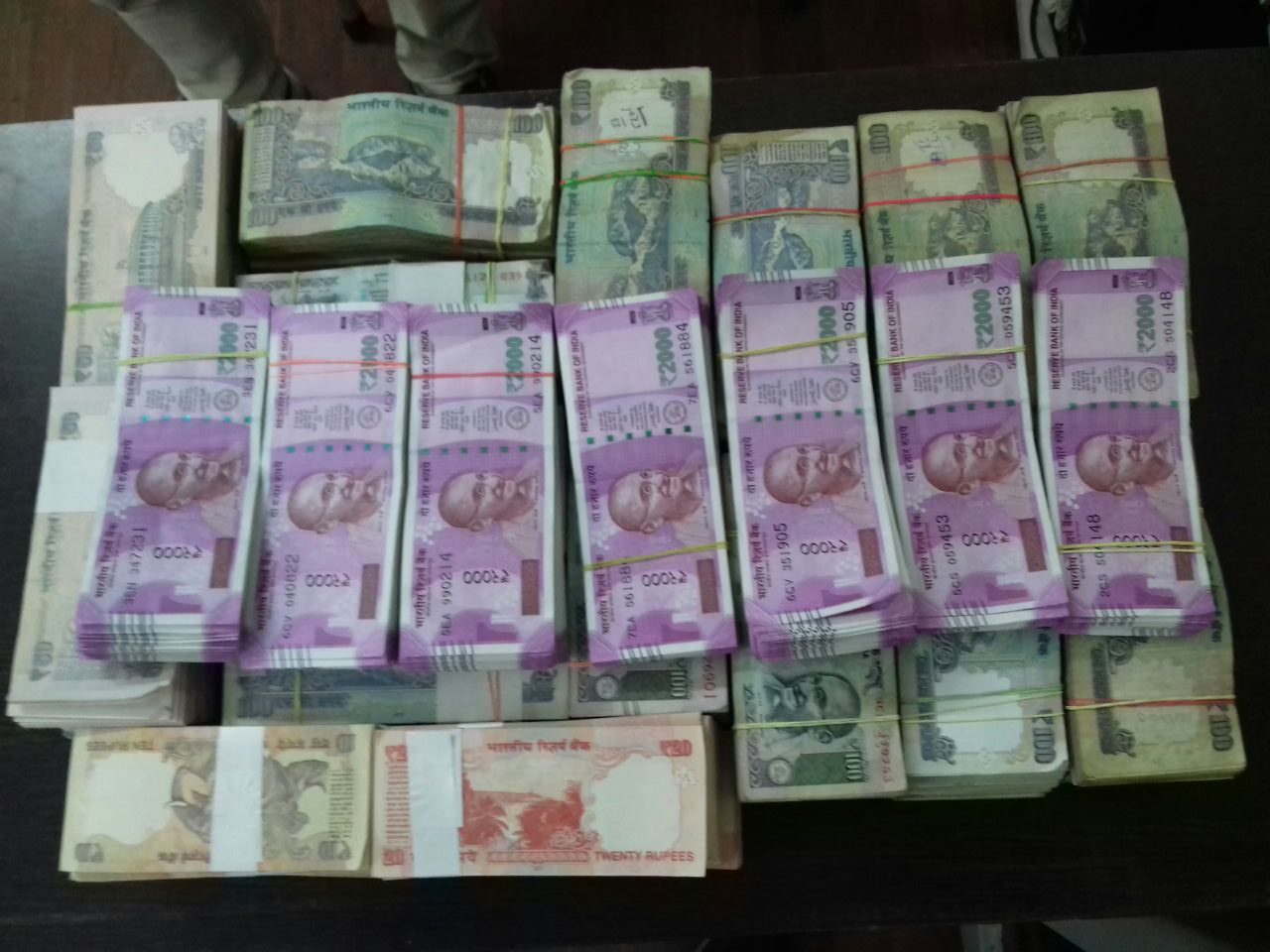 13 lakh cash of new currency notes recovered from a house of a bottleger