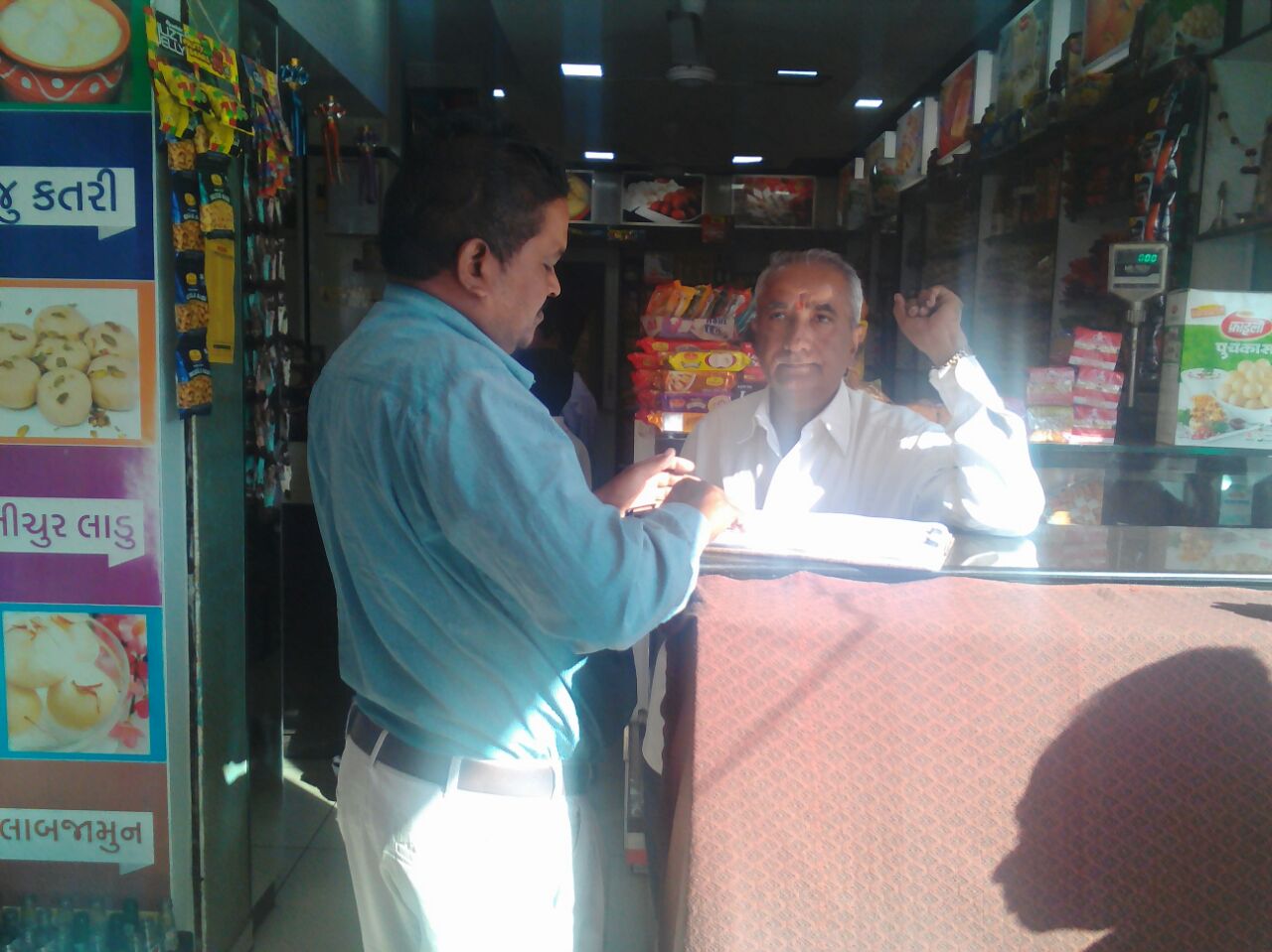 VMC health department raid food stalls and shops using newspaper