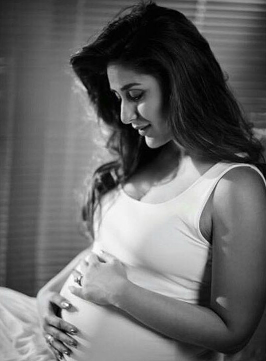Kareena-Kapoor-Khan-pregnancy-photoshoot-for-HT-Brunch-2.jpg