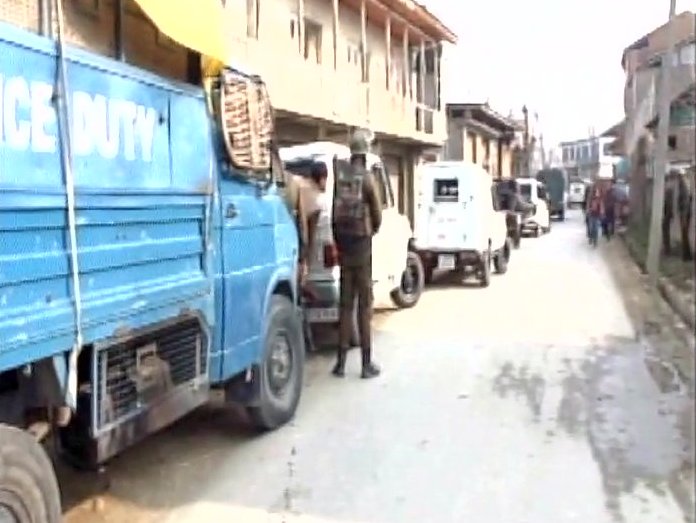 Gunmen loot Rs 11 lakh from Kashmir bank