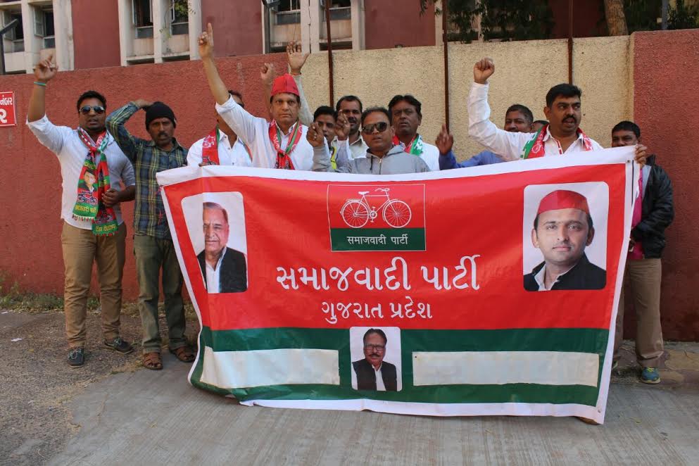 Samajwadi Party Vadodara requested the government to remove liquor ban in Gujarat