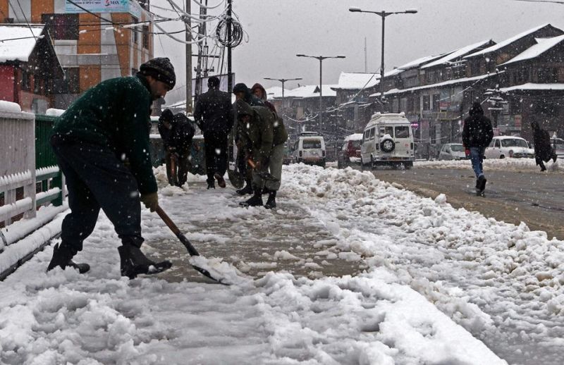 Fresh snowfall disrupts life in Kashmir Valley