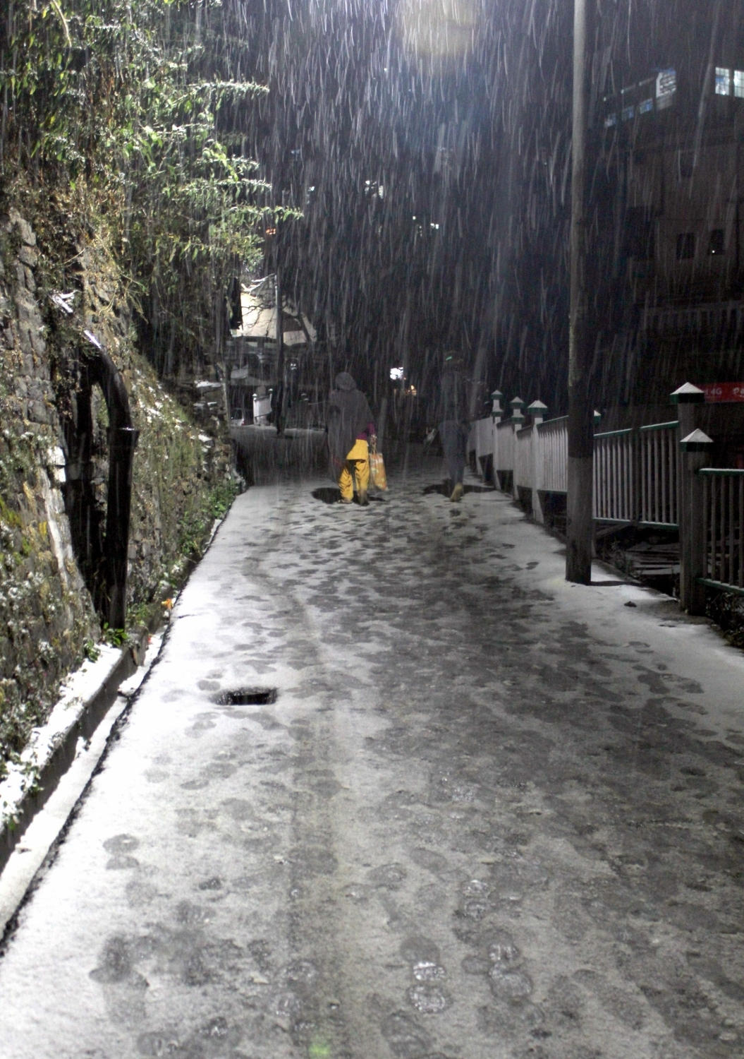 Shimla, Manali cut off after snow, traffic hampered