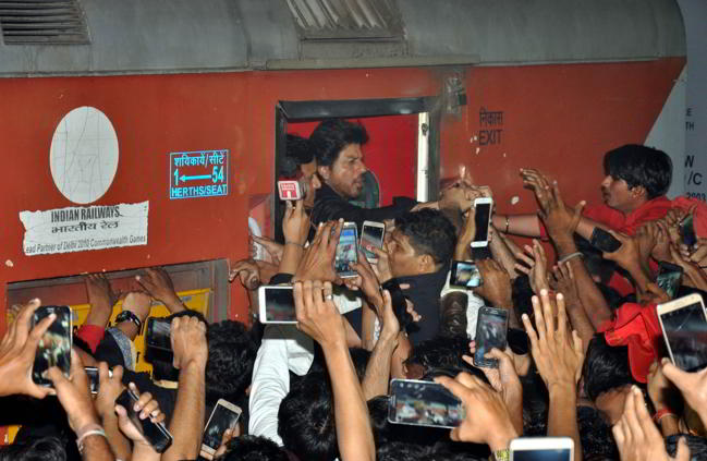 SRK reaches Delhi by train, calls fans death unfortunate