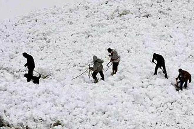 Five soldiers trapped under snow in Kashmir
