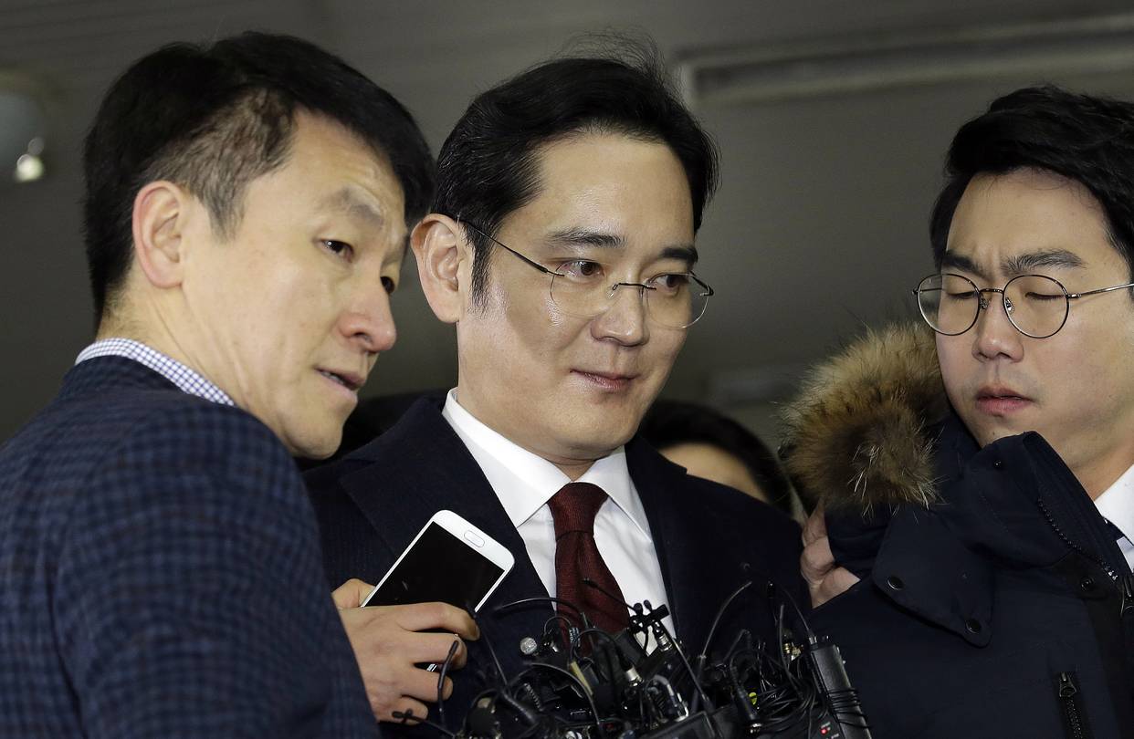 Arrest warrant sought for Samsung heir in corruption probe