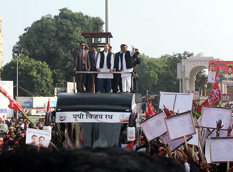 Rahul-Akhilesh duo takes out road show in Lucknow