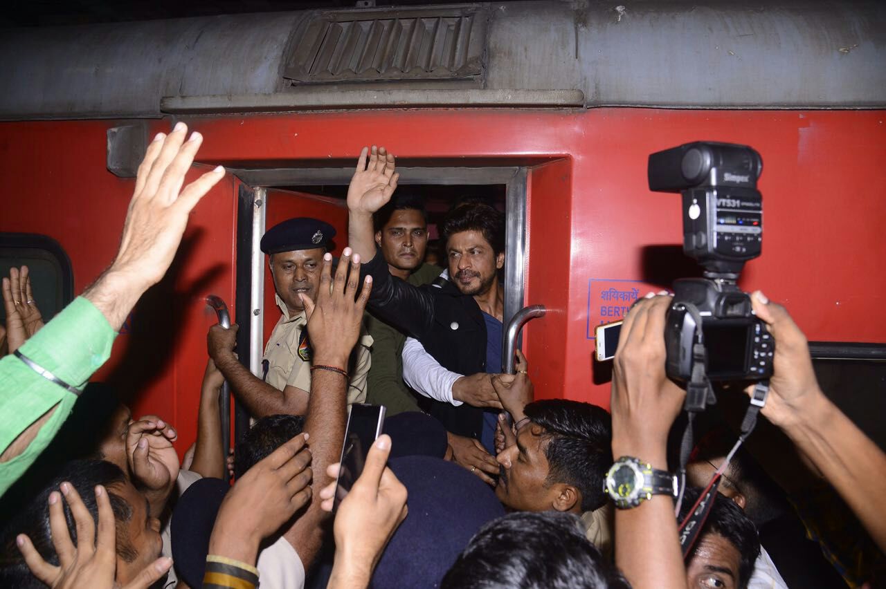 Shahrukh khan starts his train journey to Delhi