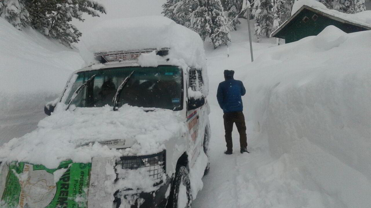 Record snowfall cuts off Kashmir Valley