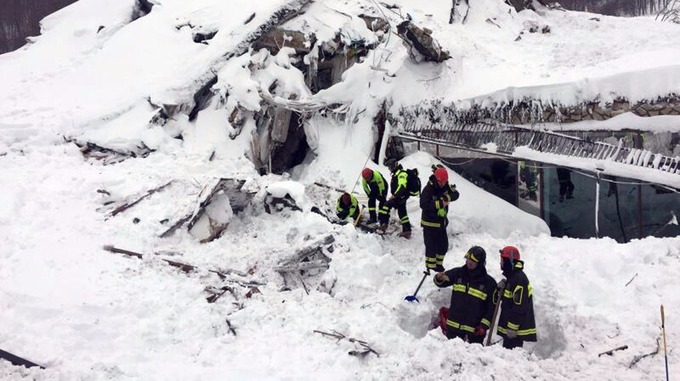 Six found alive in hotel after Italy avalanche