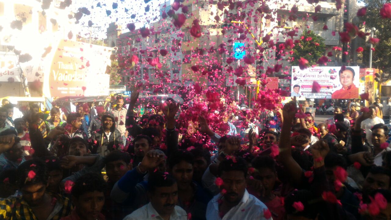 Unique protest by rose flower sellers in Vadodara