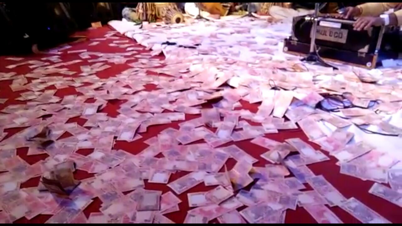 20 rupees notes showered at Kirtidaan Gadhvi programme in Vadodara