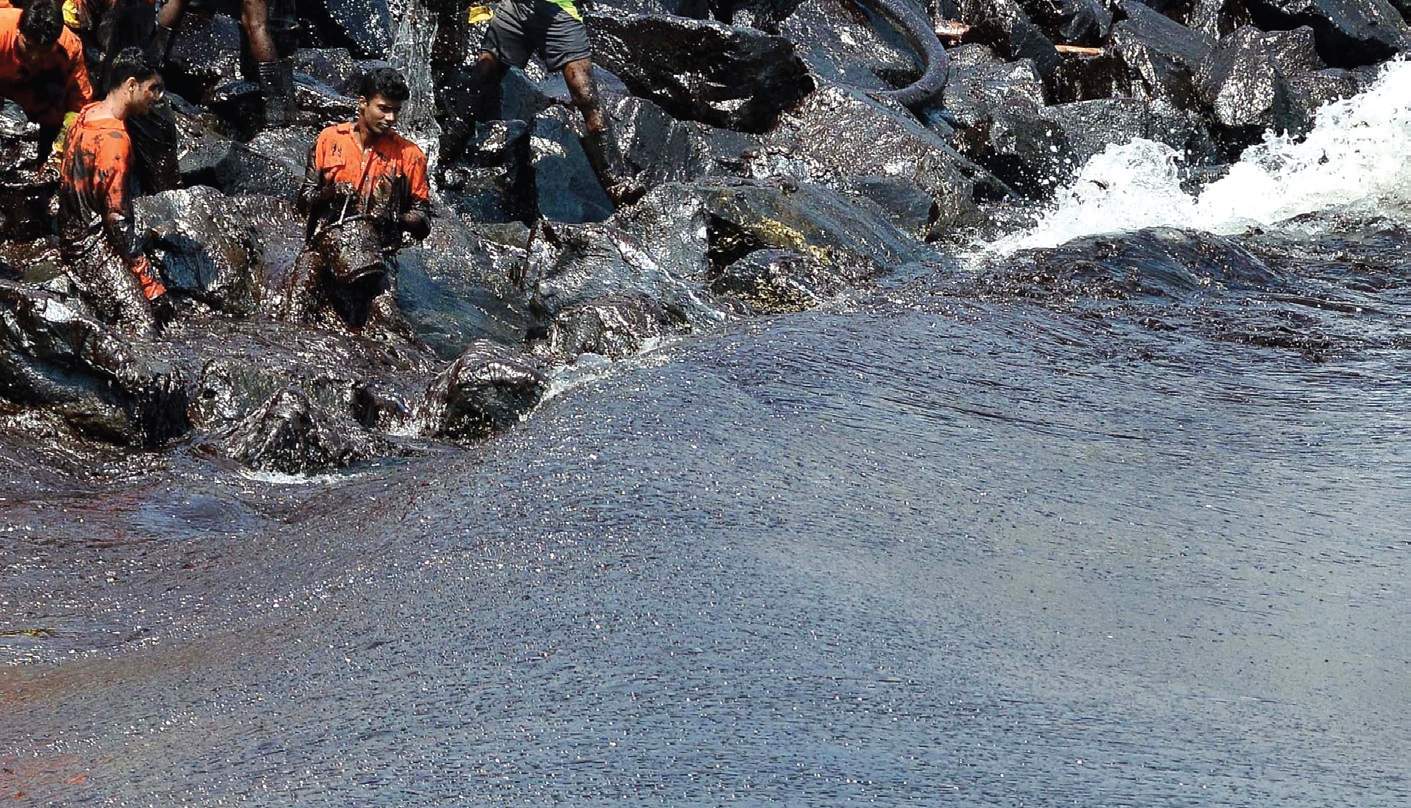 Thousands clean up spilt oil along Chennai coast
