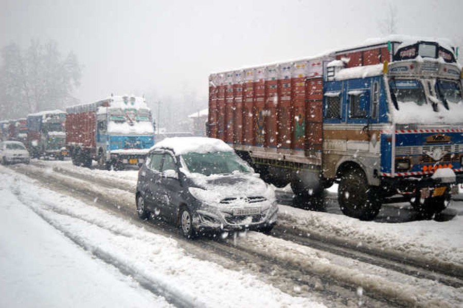 Jammu-Srinagar highway closed due to snowfall