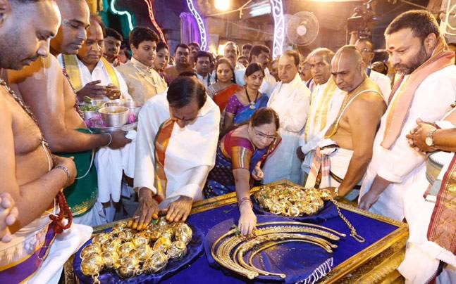 Telangana CM fulfils Rs 5 crore vow at Tirumala temple