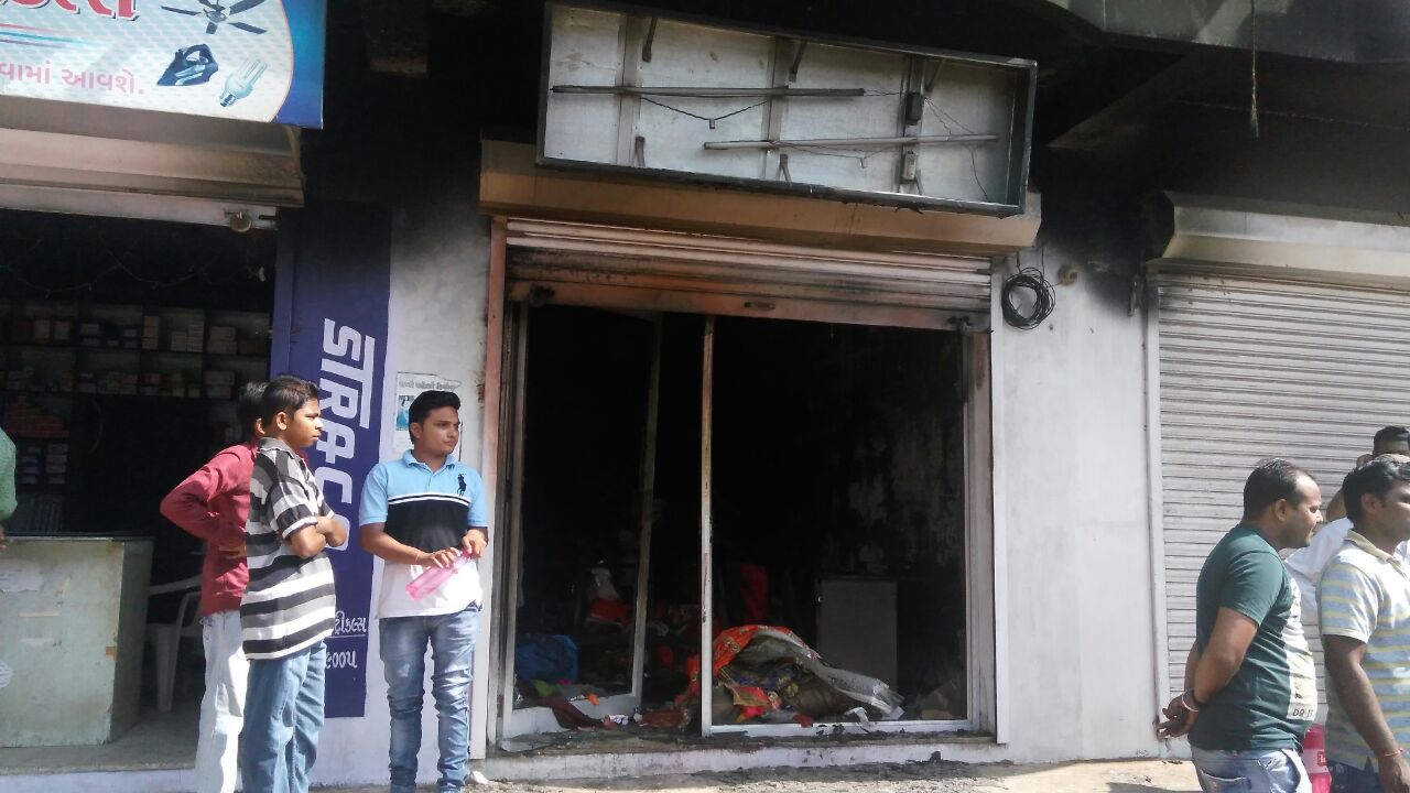 Saree boutique gutted in fire : Vadodara