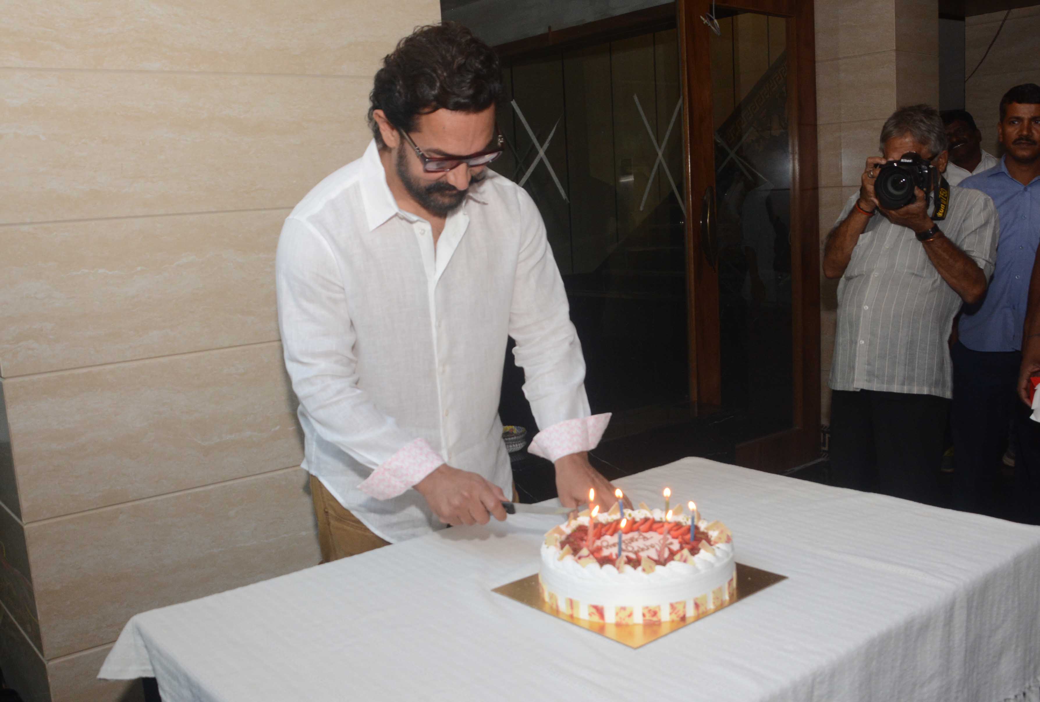 Aamir Khan celebrates his birthday with media folks!