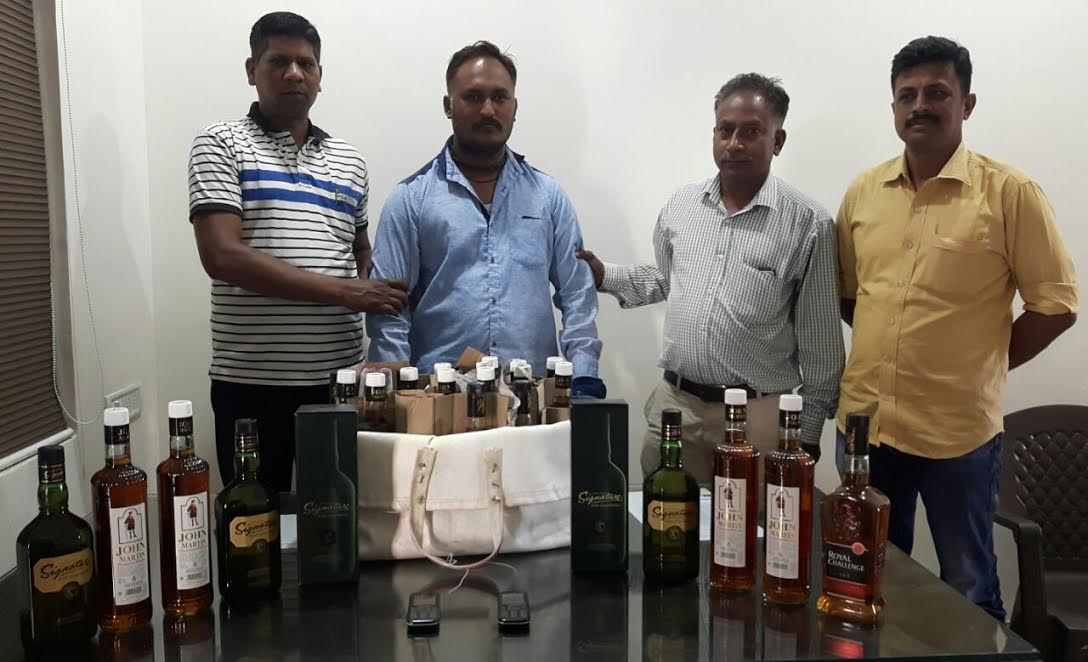 Vadodara SOG team caught a Tadipaar accused with foreign liquor