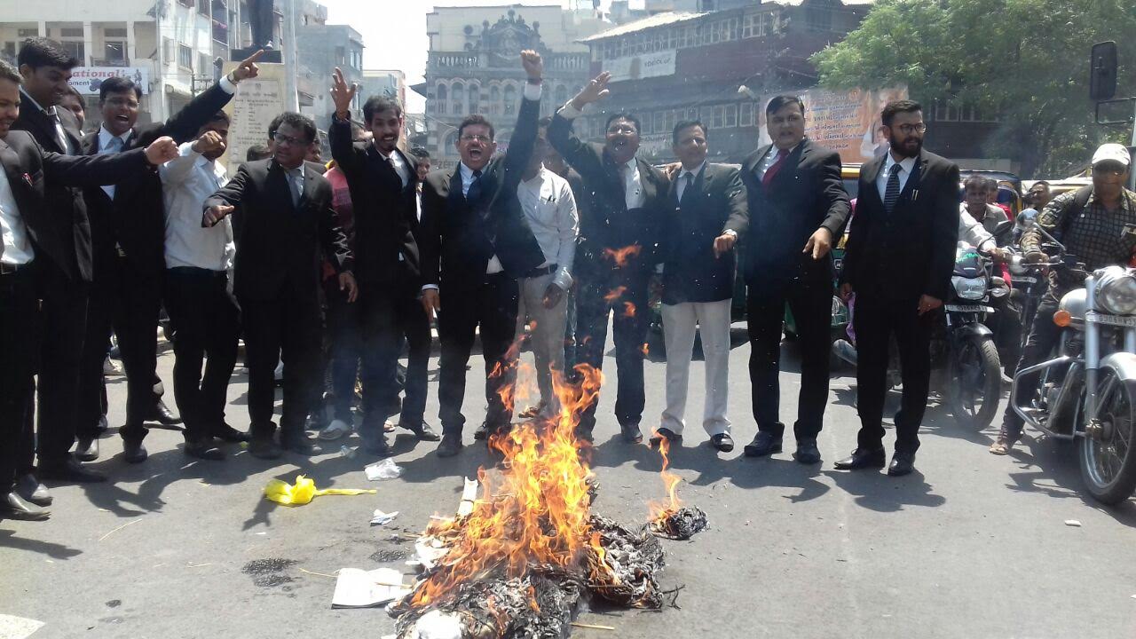 Vadodara Bar Association burn effigy of BCI President Manan Mishra