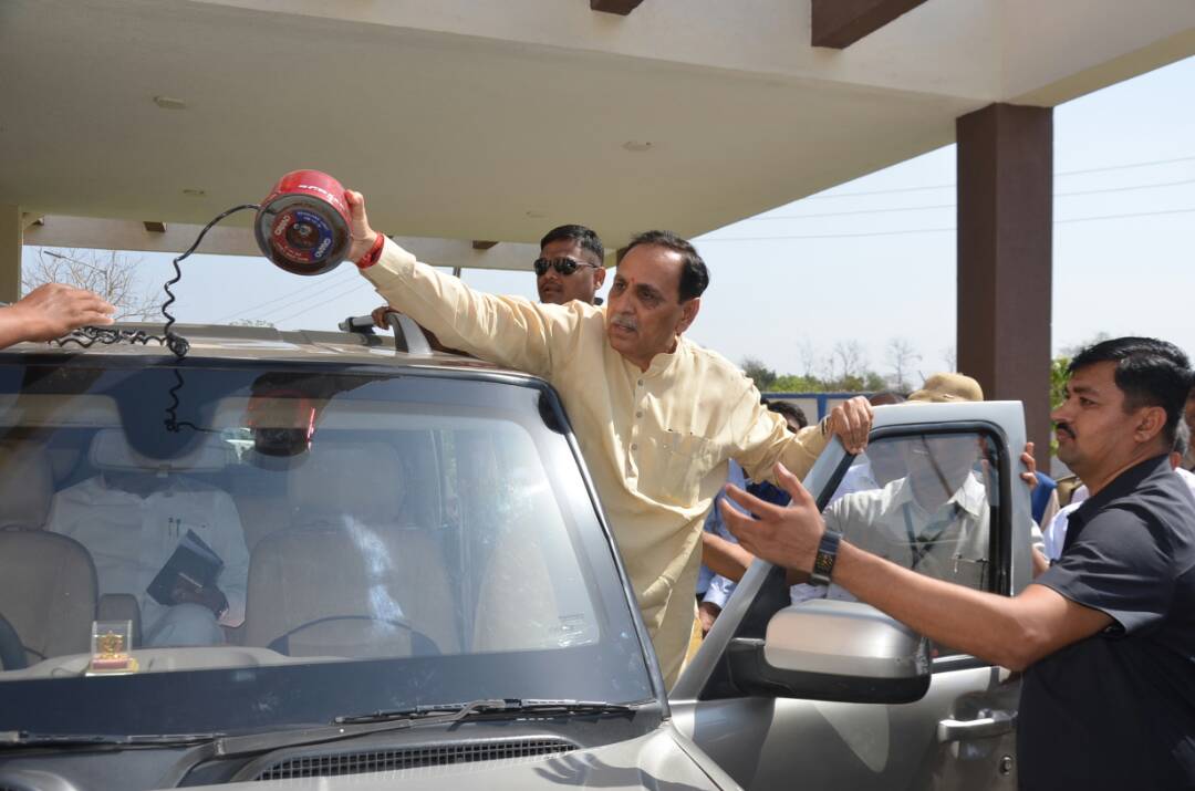 Gujarat CM Vijay Rupani removes red light from his car