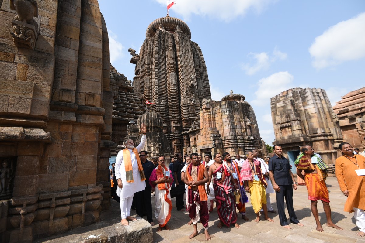 Modi offers prayers in Odishas Lingaraj temple