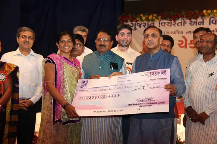Cheque distribution ceremony of Gujarat Vicharti Ane Vimukt Jati Vikas Nigam