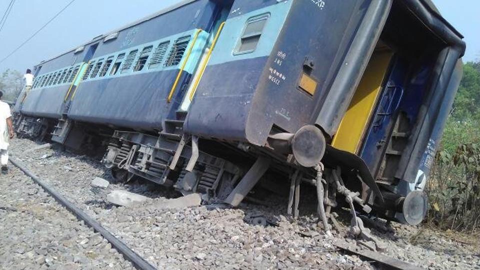 8 coaches of Meerut-Lucknow Rajya Rani Express derail near Rampur, atleast 15 injured