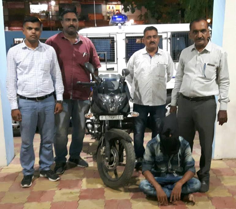 SOG Vadodara arrested notorious motorbike thief in Vadodara